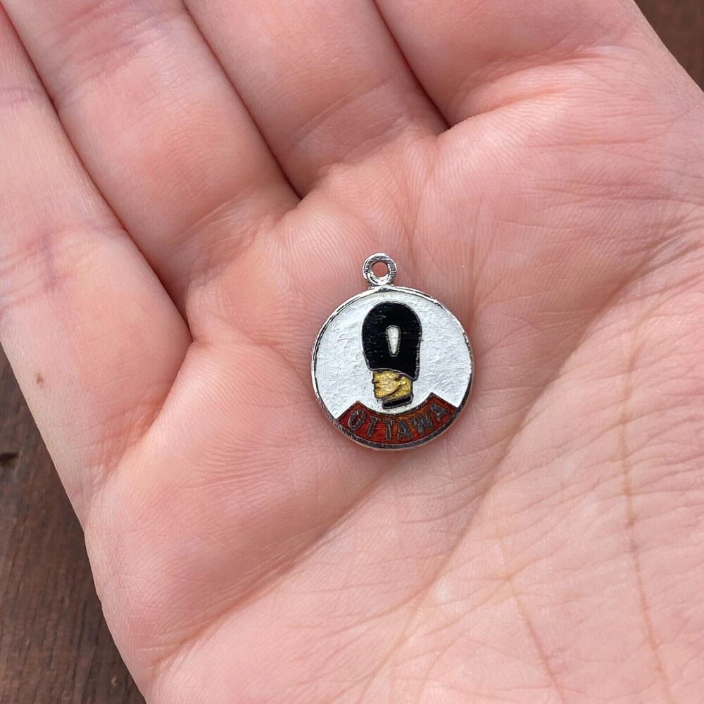 Vintage BMCo 925 Sterling Silver "Ottawa" Guardsman Bearskin Hat Pendant Charm